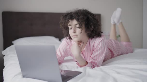 若い女性がリラックスしてホテルの部屋でインターネットサーフィン 日常生活のルーチン — ストック動画
