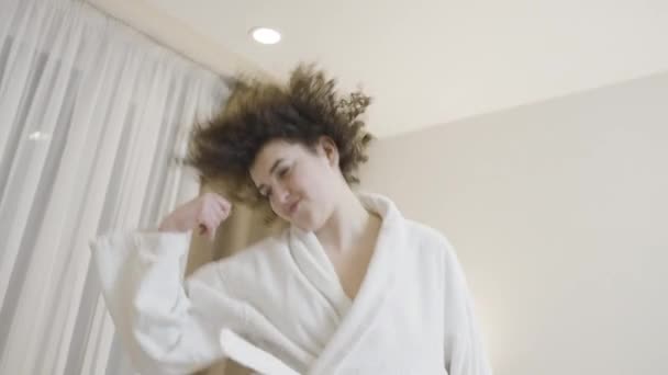 Mujer Joven Bailando Cama Cantando Canción Habitación Del Hotel Disfrutando — Vídeos de Stock