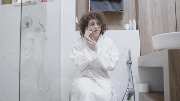 Frau Versteckt Sich Badezimmer Für Geheime Telefonate Schummel Affäre Entführung — Stockvideo