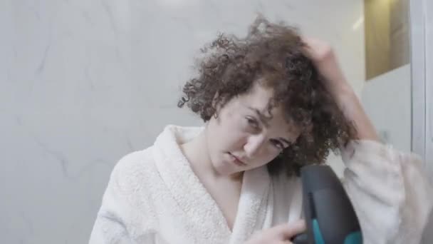 Kobieta Kręconych Włosach Stylizacja Włosów Suszarką Włosów Łazience Hotelowej Rutyna — Wideo stockowe