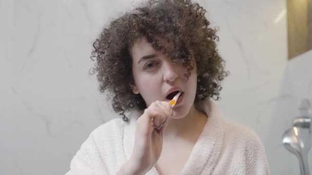 Dişlerini Fırçalarken Keskin Diş Ağrısı Çeken Genç Bir Kadın Periodontit — Stok video