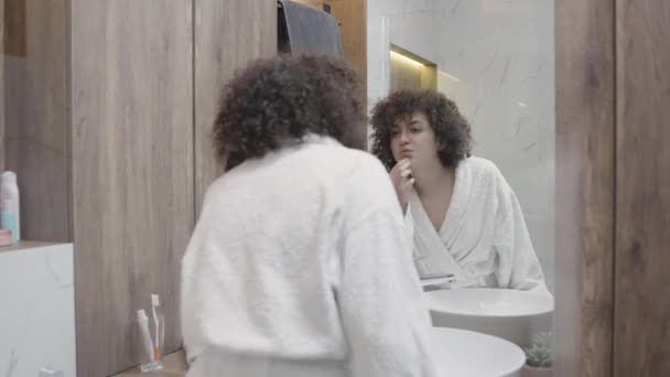 Jeune Femme Malheureuse Avec Son Reflet Dans Miroir Sentant Triste — Video