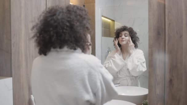 Vrouw Aanbrengen Vochtinbrengende Crème Masseren Gezicht Met Haar Vingertoppen Huidverzorging — Stockvideo