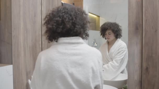 Mujer Aplicando Líquido Para Cuidado Piel Lavándose Cara Rutina Belleza — Vídeo de stock
