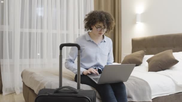 Jovem Mulher Óculos Verificando Mails Laptop Quarto Hotel Viagem Negócios — Vídeo de Stock