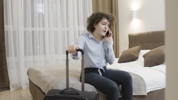 Γυναίκα Μιλώντας Στο Τηλέφωνο Για Προβλήματα Ταξίδι Ακυρώθηκε Βίζα Έχασε — Αρχείο Βίντεο