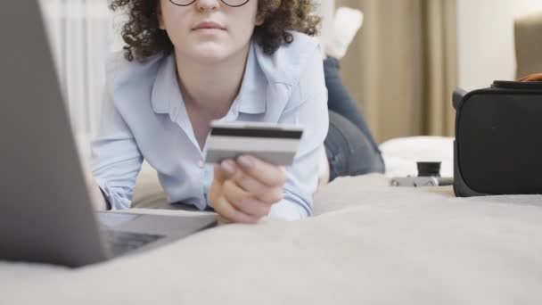 Femme Heureuse Aux Cheveux Bouclés Effectuant Paiement Ligne Sur Ordinateur — Video