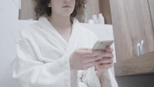 Žena Tajně Skrývající Koupelně Psaní Zprávy Telefonu Podvádění Aféra — Stock video