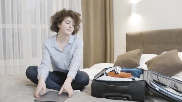 Жінка Упаковує Валізу Готельну Кімнату Відпустку Готується — стокове відео