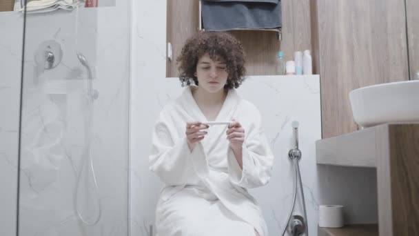 Mladá Žena Šokována Nečekaným Výsledkem Těhotenského Testu Stresující Zprávy — Stock video
