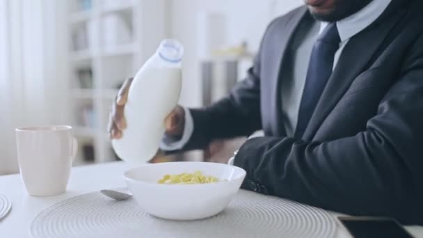 Hombre Negocios Negro Traje Vertiendo Leche Tazón Cereal Rutina Mañana — Vídeos de Stock