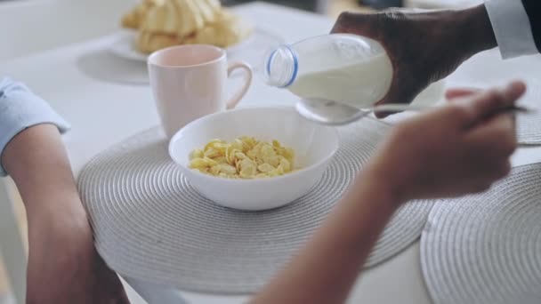 Fürsorglicher Afroamerikanischer Vater Der Milch Müslischalen Gießt Familienfrühstück — Stockvideo