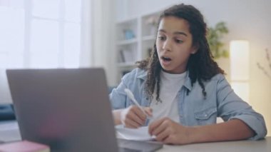 Bilgisayarda online ders alan Afro-Amerikalı genç kız, uzaktan eğitim.
