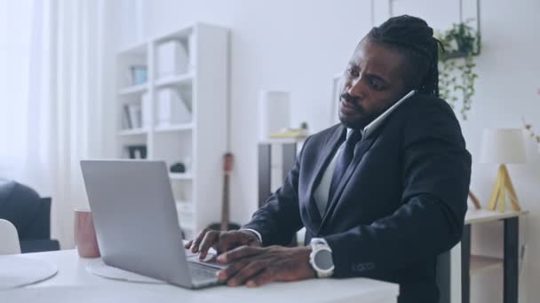 Hombre Negocios Negro Hablando Por Teléfono Escribiendo Ordenador Portátil Trabajo — Vídeo de stock