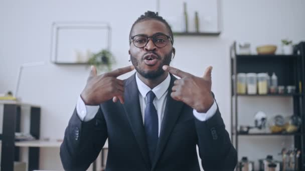 Kulaklıklı Genç Siyahi Konuşma Terapisti Dizüstü Bilgisayarda Oturum Yapıyor — Stok video
