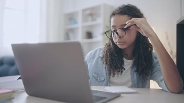 Droevige Afrikaanse Tiener Doet Huiswerk Met Behulp Van Laptop Moe — Stockvideo