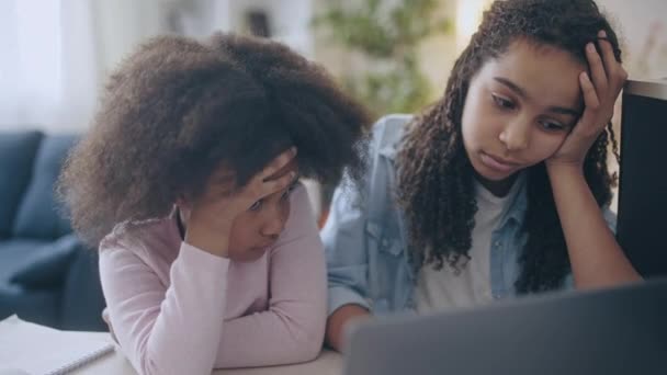 Βαρεμένες Νεαρές Αφρο Αμερικανίδες Αδελφές Βλέποντας Online Μάθημα Για Laptop — Αρχείο Βίντεο