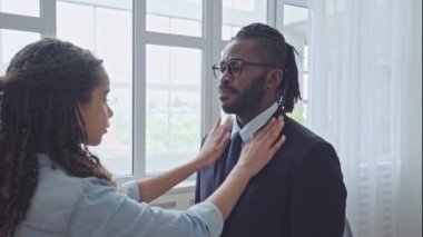 Röportajdan önce babasına destek olan Afrikalı-Amerikalı kız, aile sevgisi.