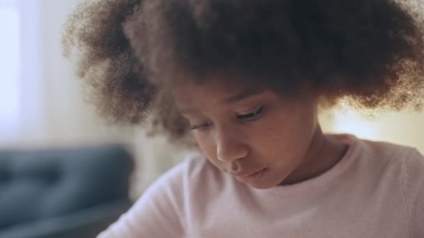 Junges Mädchen Mit Afro Haaren Zeichnet Grußkarte Zum Vatertag Töchter — Stockvideo