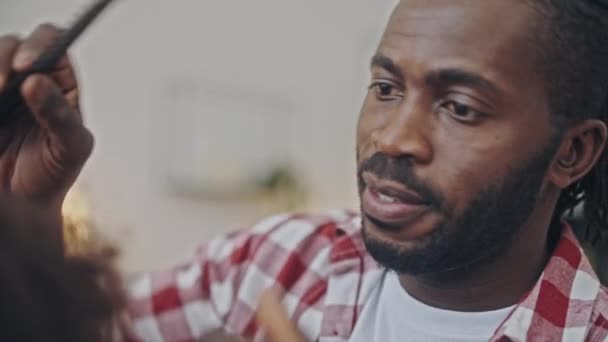 Forvirret Afrikansk Far Forsøger Rede Uregerligt Krøllet Hår Smilende Datter – Stock-video