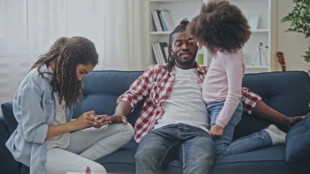 Niedliche Schwarze Schwestern Schminken Und Ihrem Vater Maniküre Geben Und — Stockvideo