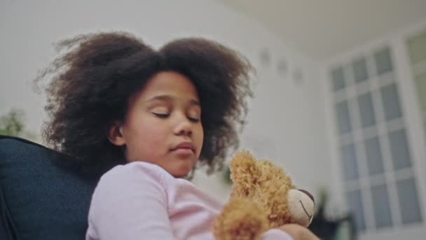 Μοναχικό Κορίτσι Από Την Αφρική Αρκουδάκι Κάθεται Στον Καναπέ Ανάδοχη — Αρχείο Βίντεο