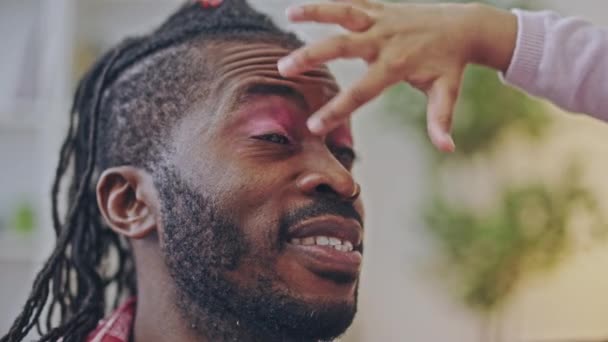 Child Hands Applying Pink Eyeshadow Laughing Father Family Having Fun — Stock Video