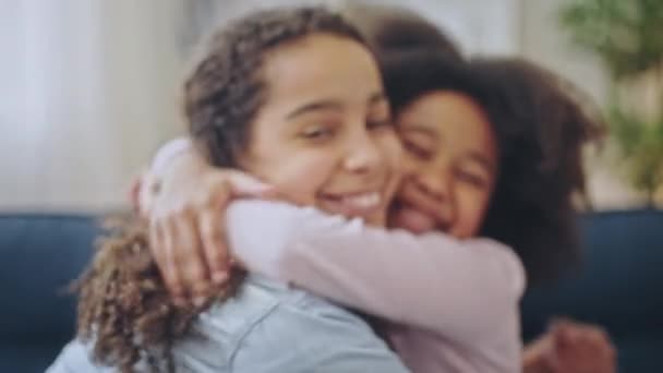 Hermanas Negras Cariñosas Abrazándose Sonriendo Sinceramente Apoyo Cuidado Familiar — Vídeo de stock