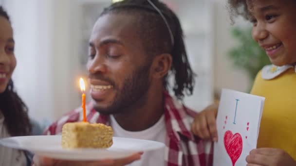 Веселий Батько Дме Свічку Торта День Народження Обіймаючи Дбайливих Дочок — стокове відео