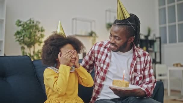 Kærlig Afrikansk Far Fest Hat Præsentere Fødselsdagskage Til Lille Datter – Stock-video