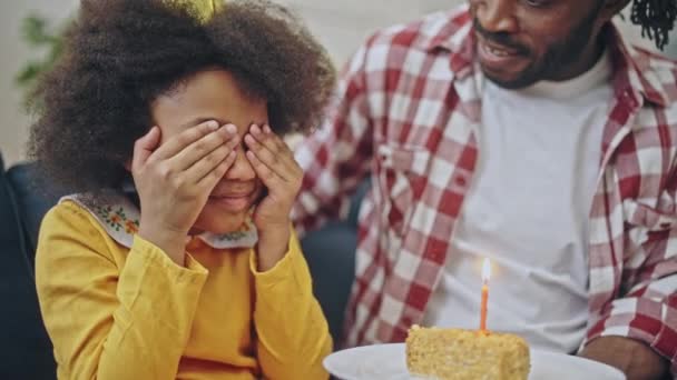 Kleines Mädchen Bläst Geburtstagskuchenkerze Von Liebevollem Papa Geschenkt Familienurlaub — Stockvideo