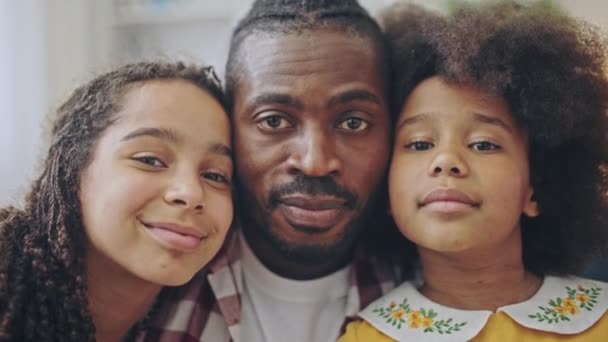 幸せな黒の父と娘笑顔でカメラ 健康的な家族 肖像画 — ストック動画