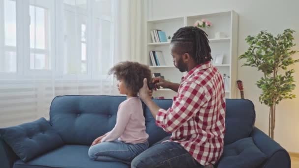 Junger Schwarzer Vater Kämmt Natürliches Afro Haar Seiner Tochter Macht — Stockvideo