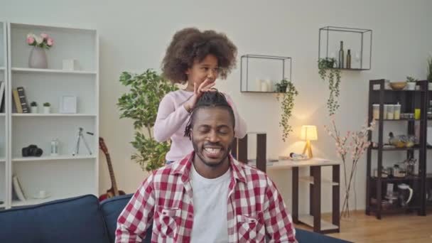 Nettes Afroamerikanisches Mädchen Macht Frisur Für Lächelnden Vater Glückliche Familienzeit — Stockvideo