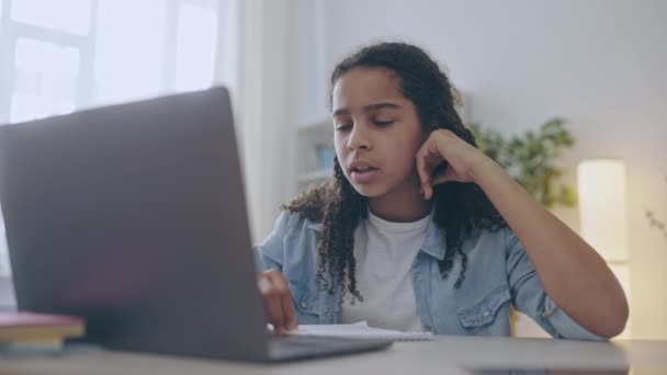 Schwarz Teen Girl Antworten Lehrer Während Sie Online Unterricht Ferne — Stockvideo