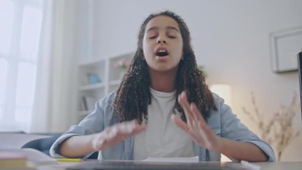 Spännande Afro Amerikansk Tonåring Flicka Med Online Videosamtal Distanskommunikation — Stockvideo