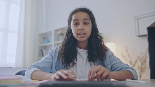 Jong Zwart Tiener Met Online Les Met Student Tutoring Uitspraak — Stockvideo