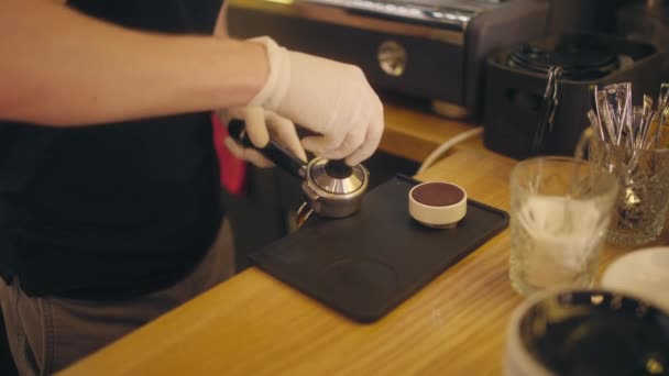 Coffee Shop Barista Med Portafilter För Att Brygga Väldoftande Dryck — Stockvideo