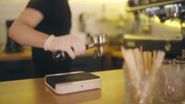 Mężczyzna Barista Pomocą Uchwyt Filtr Zaparzania Espresso Ekspres Kawy Mały — Wideo stockowe
