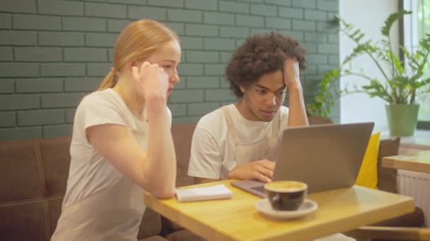 Boldogtalan Éttermi Dolgozók Laptopot Nézegetnek Pénzügyi Problémákkal Küzdenek — Stock videók