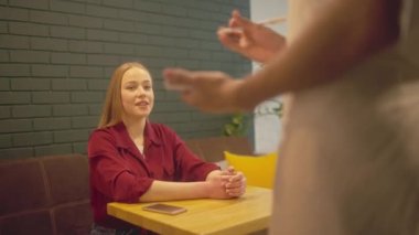 Restoranda yemek siparişi veren bayan müşteri, garsonluk yapan defter, servis...