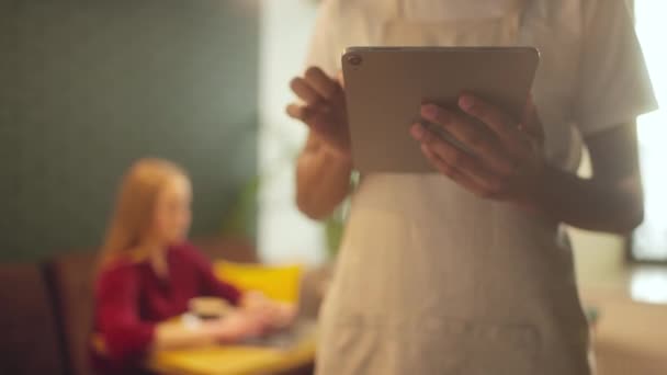 餐厅员工接受平板电脑 网上订票服务 科技服务的订单 — 图库视频影像