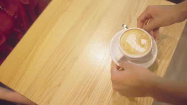 Pohled Shora Číšníka Servírujícího Šálek Cappuccina Zákaznici Kavárna — Stock video