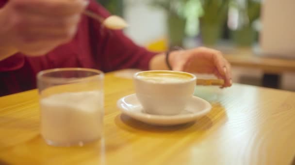 Mujer Añadiendo Demasiado Edulcorante Café Adicción Azúcar Dieta Poco Saludable — Vídeos de Stock