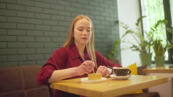 Glückliche Frau Beim Mittagessen Café Essen Und Atmosphäre Genießen Entspannen — Stockvideo