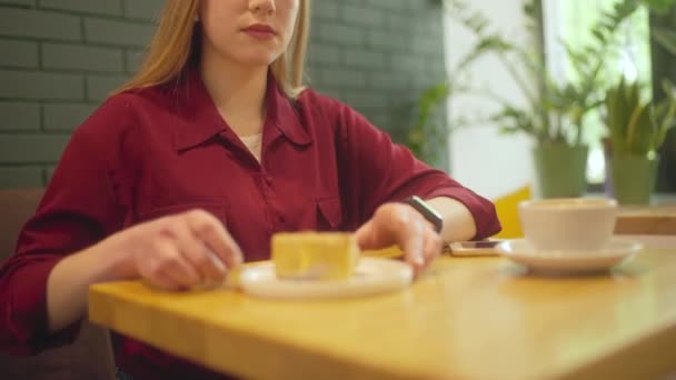 患有饮食紊乱的年轻女性拒绝在餐馆里吃甜饼 拒绝健康 — 图库视频影像