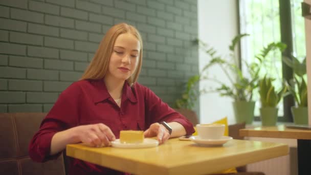 Vrouwelijke Klant Ontevreden Met Smaak Van Taart Restaurant Slechte Kwaliteit — Stockvideo