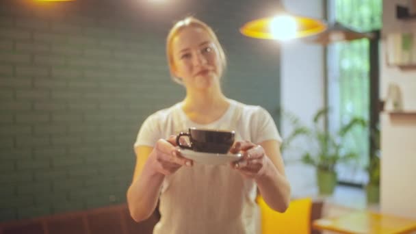 Nice Ženský Číšník Servírování Šálek Kávy Kavárny Host Zákaznické Přátelské — Stock video