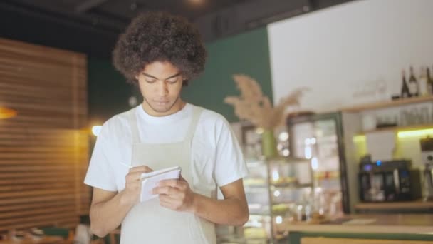 Cameriere Maschile Occupato Che Lavora Caffetteria Ordine Scrittura Notebook Occupazione — Video Stock