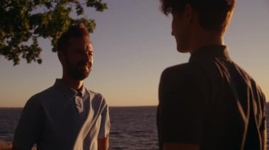 Mutlu eşcinsel adam, erkek arkadaşından nişan teklifi alıyor, Igbt ilişkisi.